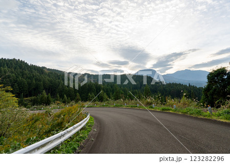 歴史的な古道「塩の道」とその周辺 123282296