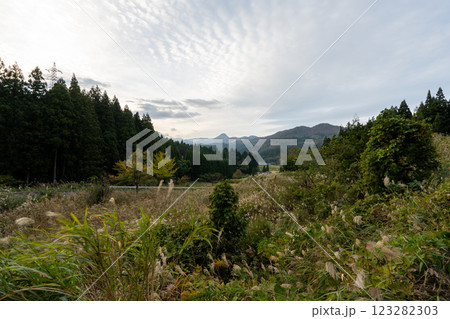 歴史的な古道「塩の道」とその周辺 123282303