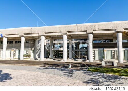 宮崎県宮崎市　快晴の宮崎県立図書館 123282546