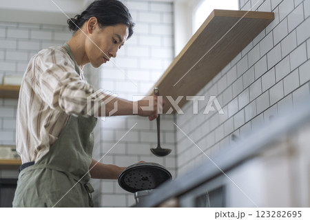 料理をする40代の男性 横顔 料理をする40代の男性 横顔 123282695