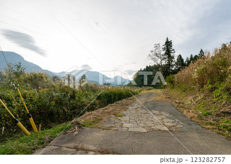歴史的な古道「塩の道」とその周辺 123282757