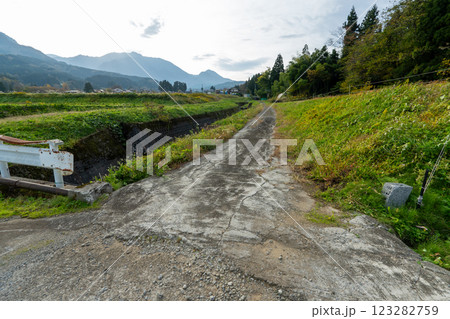 歴史的な古道「塩の道」とその周辺 歴史的な古道「塩の道」とその周辺 123282759