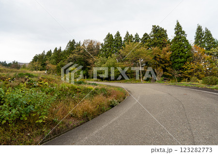 歴史的な古道「塩の道」とその周辺 123282773