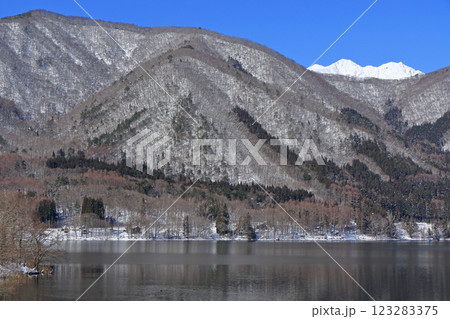 冬の木崎湖 123283375