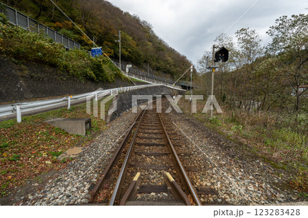 歴史的な古道「塩の道」とその周辺 123283428