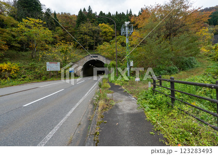 歴史的な古道「塩の道」とその周辺 歴史的な古道「塩の道」とその周辺 123283493