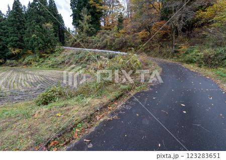 歴史的な古道「塩の道」とその周辺 歴史的な古道「塩の道」とその周辺 123283651