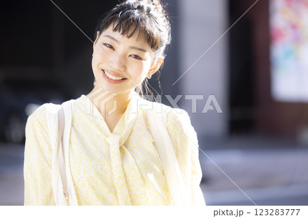 ストリートスナップ　若い女性のポートレート　 123283777