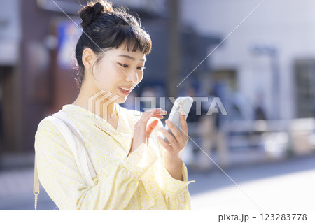 ストリートスナップ　若い女性のポートレート　 123283778