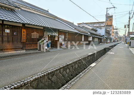奈良・大和郡山市 箱本館「紺屋」紺屋川 123283889