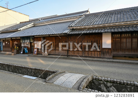 奈良・大和郡山市 箱本館「紺屋」紺屋川 123283891