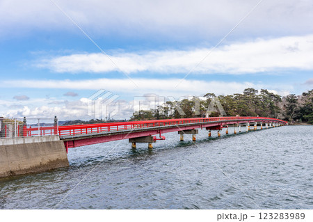 素敵な縁を願う出会い橋「福浦橋」日本三景松島 渡ると良縁に恵まれる 縁を結ぶ出会い橋 松島海岸を一望 123283989