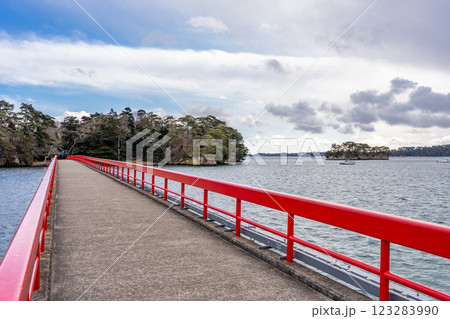 素敵な縁を願う出会い橋「福浦橋」日本三景松島 渡ると良縁に恵まれる 縁を結ぶ出会い橋 松島海岸を一望 123283990