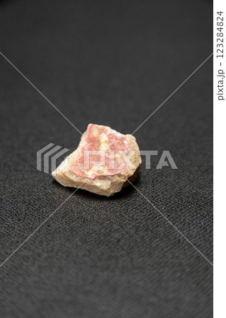 辰砂を含有した石灰岩 123284824