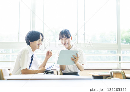 中学生　高校生　男女　2人　タブレット　教え合う 123285533
