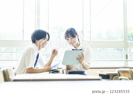 中学生 高校生 男女 2人 タブレット 教え合う 中学生 高校生 男女 2人 タブレット 教え合う 123285535
