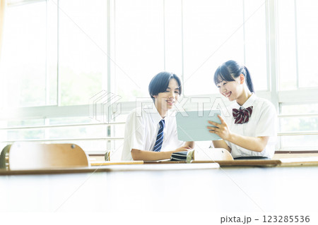 中学生　高校生　男女　2人　タブレット　教え合う 123285536