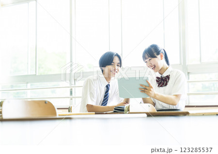 中学生 高校生 男女 2人 タブレット 教え合う 中学生 高校生 男女 2人 タブレット 教え合う 123285537