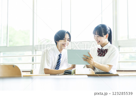 中学生 高校生 男女 2人 タブレット 教え合う 中学生 高校生 男女 2人 タブレット 教え合う 123285539