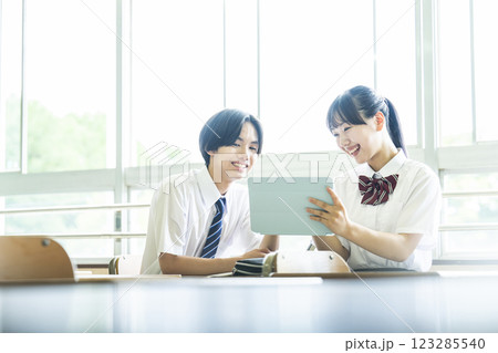 中学生 高校生 男女 2人 タブレット 教え合う 中学生 高校生 男女 2人 タブレット 教え合う 123285540