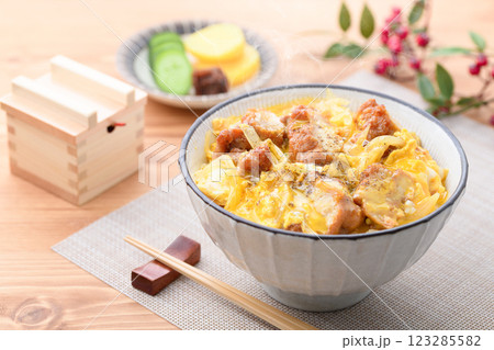 鶏肉のから揚げの卵とじ丼 鶏肉のから揚げの卵とじ丼 123285582