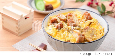 鶏肉のから揚げの卵とじ丼 鶏肉のから揚げの卵とじ丼 123285584