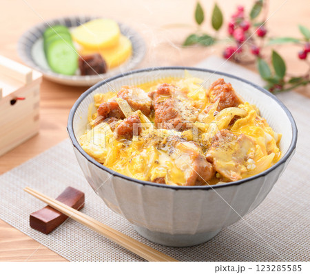 鶏肉のから揚げの卵とじ丼 鶏肉のから揚げの卵とじ丼 123285585