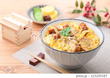 鶏肉のから揚げの卵とじ丼 123285587