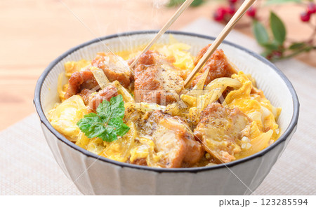 鶏肉のから揚げの卵とじ丼 鶏肉のから揚げの卵とじ丼 123285594