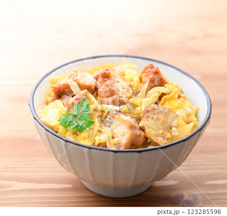 鶏肉のから揚げの卵とじ丼 鶏肉のから揚げの卵とじ丼 123285596