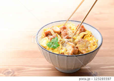 鶏肉のから揚げの卵とじ丼 鶏肉のから揚げの卵とじ丼 123285597