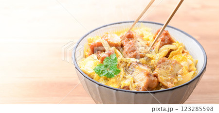 鶏肉のから揚げの卵とじ丼 鶏肉のから揚げの卵とじ丼 123285598