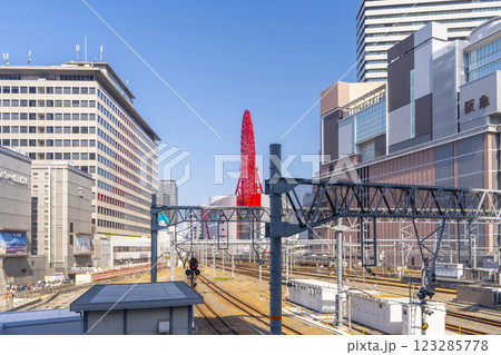 大阪梅田　JR大阪駅とHEP FIVE観覧車と阪急百貨店 123285778
