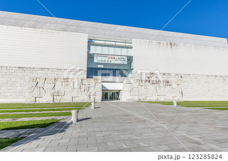 宮崎県宮崎市　快晴の宮崎県立美術館 123285824