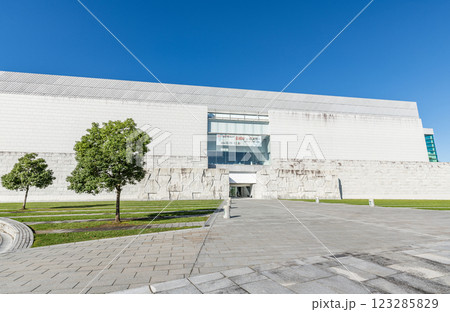 宮崎県宮崎市　快晴の宮崎県立美術館 123285829