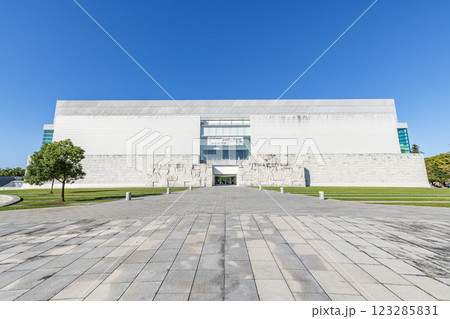 宮崎県宮崎市　快晴の宮崎県立美術館 123285831