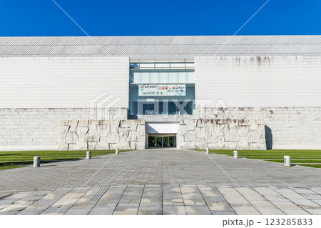 宮崎県宮崎市　快晴の宮崎県立美術館 123285833