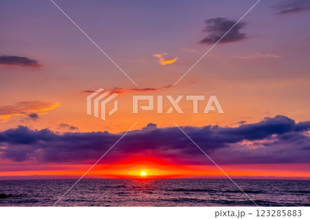 日本海に沈む夕日 123285883