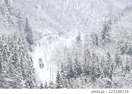 雪景色のしなの鉄道 123286118