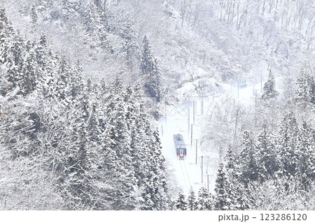 雪景色のしなの鉄道 123286120