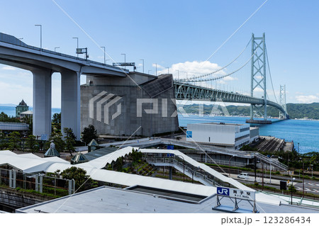 快晴の青い明石海峡をまたぐ橋 明石開渠大橋 快晴の青い明石海峡をまたぐ橋 明石開渠大橋 123286434