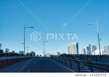 都会の道路 123287578