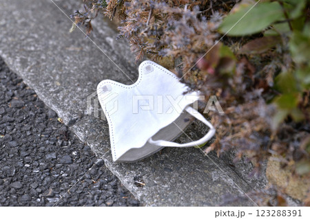 日本の横浜都市景観 街中で、ポイ捨てマスク(マスクの落とし物)が増加…=20日、横浜市内 日本の横浜都市景観 街中で、ポイ捨てマスク(マスクの落とし物)が増加…=20日、横浜市内 123288391