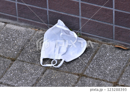 日本の横浜都市景観 街中で、ポイ捨てマスク(マスクの落とし物)が増加…=20日、横浜市内 日本の横浜都市景観 街中で、ポイ捨てマスク(マスクの落とし物)が増加…=20日、横浜市内 123288393