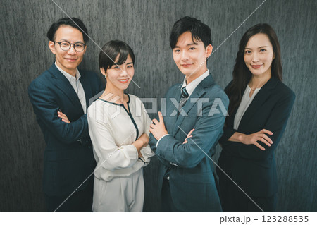 4人のビジネスパーソン 4人のビジネスパーソン 123288535
