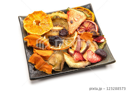 スライスしたドライフルーツ 123288573