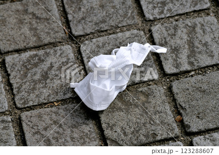日本の横浜都市景観 街中で、ポイ捨てマスク（マスクの落とし物）が増加、風に煽られ…＝22日、横浜市内 123288607