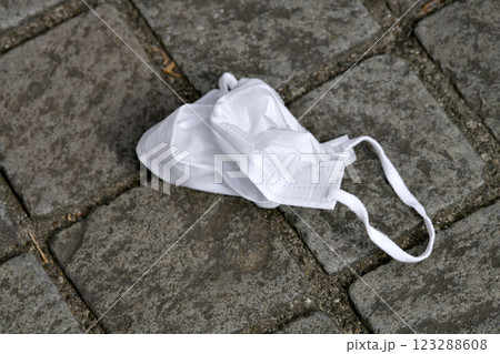 日本の横浜都市景観 街中で、ポイ捨てマスク（マスクの落とし物）が増加、風に煽られ…＝22日、横浜市内 123288608