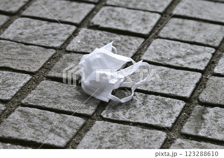 日本の横浜都市景観 街中で、ポイ捨てマスク(マスクの落とし物)が増加、風に煽られ…=22日、横浜市内 日本の横浜都市景観 街中で、ポイ捨てマスク(マスクの落とし物)が増加、風に煽られ…=22日、横浜市内 123288610