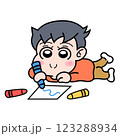 クレヨンでお絵描きしている男の子 123288934